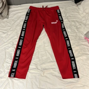  Hoodrich byxor - Säljer dom här fina hoodrich byxorna som är använda få gånger jag skulle säga 8/10 skick😃