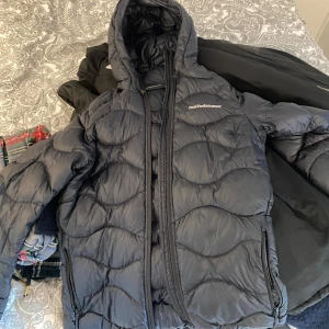 PeakPerformance jacka  - Säljer min svart/blåa peak jacka då den ej kommer till användning längre, St xs passar även S. Köpt på kidsbrandstore, Jag har kvitto ifall du vill ha bild. använd fåtal gånger. pris går att diskutera. kontakta mig vid fler bilder så löser jag det❤️❤️
