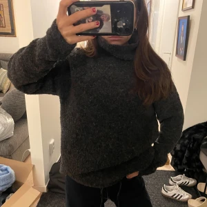 stickad turtleneck tröja - så fin mörkgrå stickad tröja till vintern och hösten