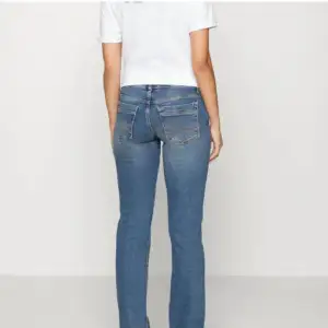 Blåa low waist boot cut jeans som är köpta på plick innan, väldigt bra skick då dem inte ser använda ut nästan. Jag säljer då em var lite för stora i midjan för mig💕💕