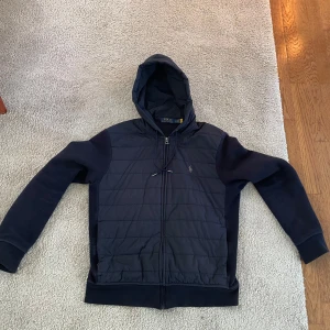 Polo ralph lauren cardigan  - Säljer min polo cardigan för att den börjar bli för liten det är storlek M men skulle säga att den också passar S. Skick på cardigan är 9/10 mycket fin köpte den för 3000 kr på deras hemsida.