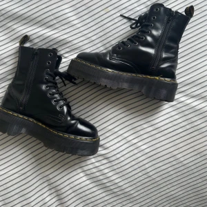 Dr martens jordan  - Dr marten skor i modellen jordan (första bilden lånad) ny pris 2400 köptes i USA säljes 600. perfekt skick använda två gånger. 