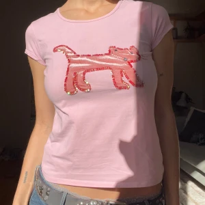 2000s baby tee - Supersöt 2000s baby tee med paljetter🌺