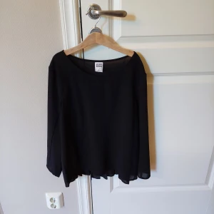 Svart blus - Svart blus från Veromoda. Lite genomskinligt tyg. Bra skick