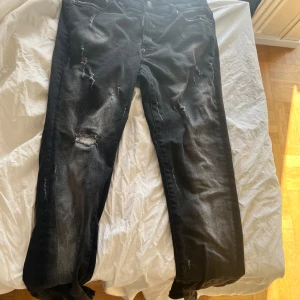 Dsquared 2 jeans och boss byxor-bundle - Äkta dsq2 jeans men är några år gamla är dock i riktigt bra skick. Och boss byxor köpta på väla centrum och kommer med kvitto   Boss byxor= storlek S  Dsq2 byxor=storlek 42