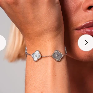 Vattentät armband - Vattentät o fläckfri klöverarmband av rostfritt stål och äkta sötvattenspärlor. Knappst använd. 16-19 cm. Köpte för 456kr.