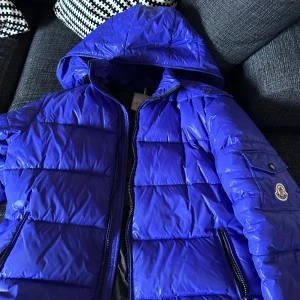 Moncler jacka  - Tja säljer min moncler jacka.  Bra skick storlek S/M  För fler frågor kom DM 