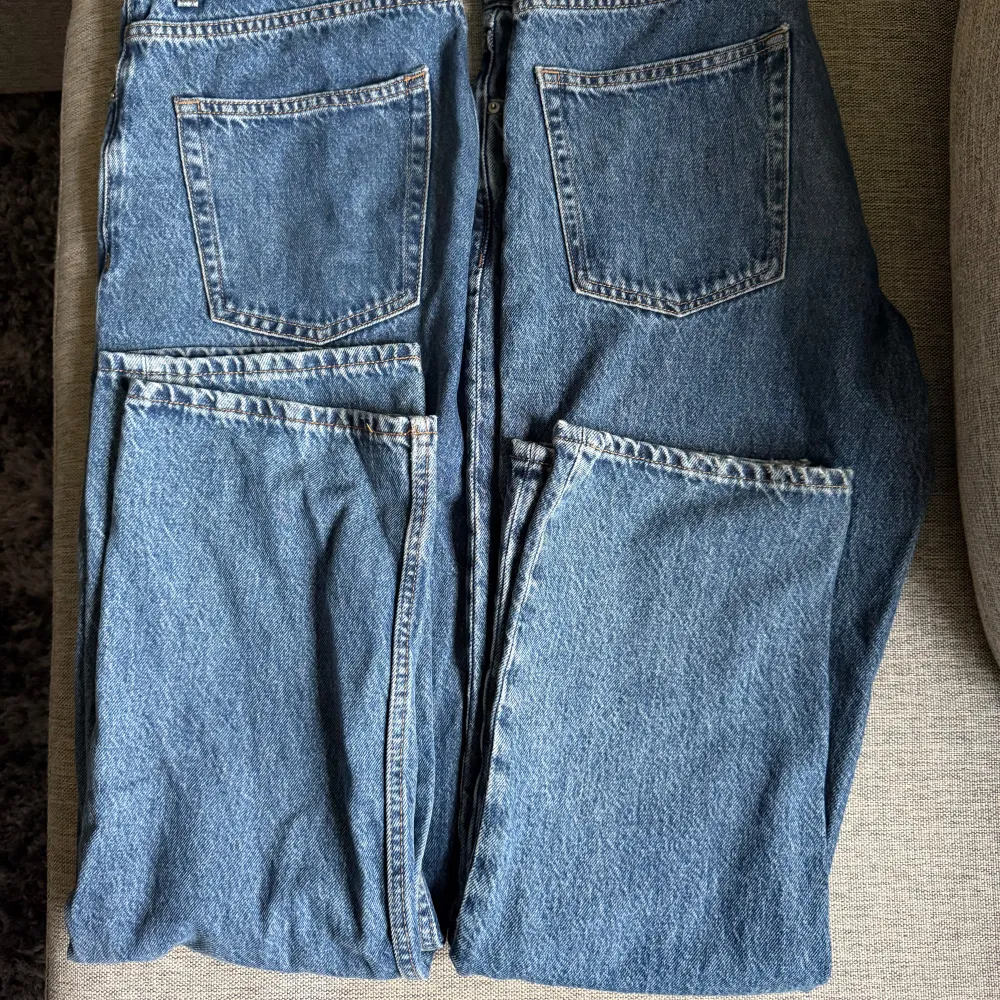 Säljer 2 par jeans från märket Vailent. Byxorna är använda ett fåtal gånger.  Skick- 8,5/10. Jeans & Byxor.