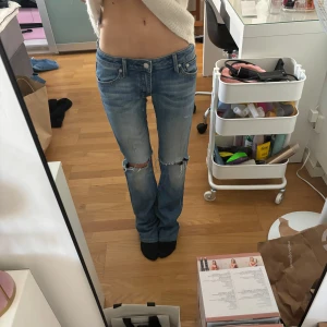 Låga jeans - Lågmidjade jeans  Storlek: 27/33 Midja: 35 Innerben: 78 Från crocker 