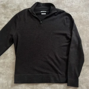 These glory days half zip - Säljer nu den här snygga quarter zip från These glory days. Materialet är merino ull och den är i ett bra skick och inte nopprig.