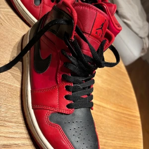 Jordan 1 reverse bred - | byter gärna | Nästan oanvända eftersom dom är för små för mig, ända felet är att hälen har gått sönder lite grann eftersom jag varit för lat för att använda skohorn