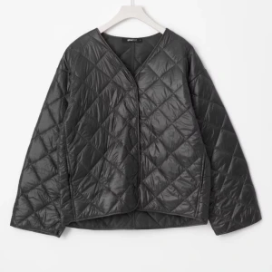 Jacka - Fin och tunn jacka perfekt till våren/sommar. Använd fåtal gånger inga defekter.