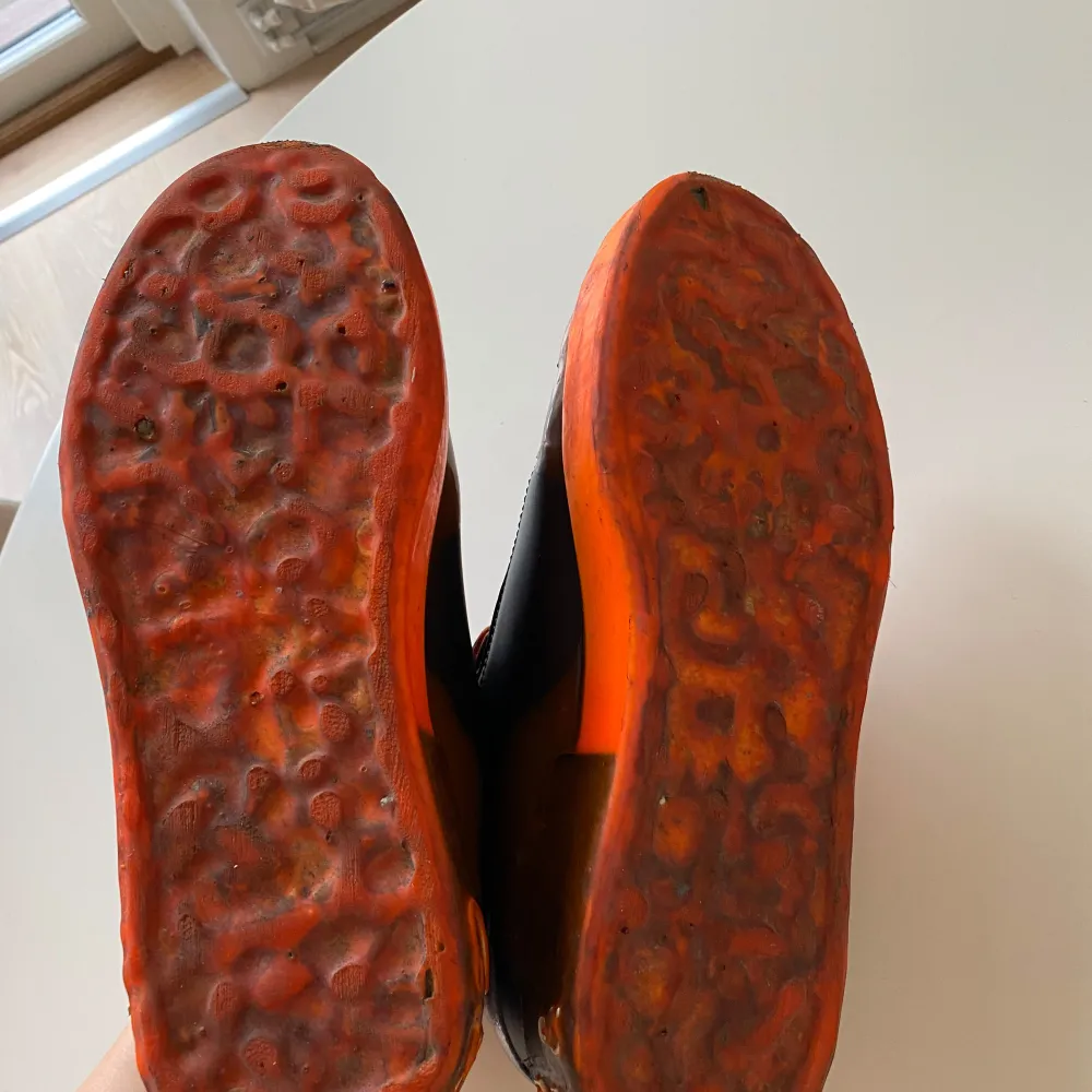 Säljer ett par Dolce & Gabbana sneakers i svart och orange. Använda men i gott skick, och fortfarande riktigt snygga och bekväma!  -Storlek 43 herr. Skor.