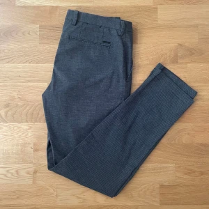 Hugo Boss Chinos - Ett par gråa chinos från Hugo Boss | Storlek 46/W30, Slim fit | Bra skick 👍  Fler kläder till bra pris finns på min profil!