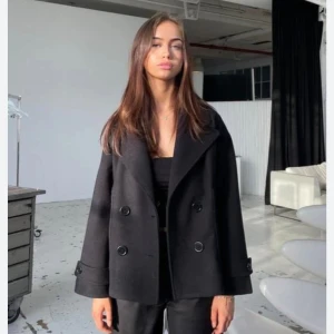 Design by si kappa  - Säljer min fina kappa som inte är använd mycket men som tyvärr inte har så bra hållbarhet. Köpte förra vintern för 757kr. Kappan är lite nopprig och man ser att den är använd. Skriv för egna bilder🩷