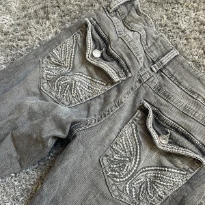 Gina jeans  - Säljer mina jätte fina Gina jeans!!💕i storlek 164 dem har jätte snygga bakfickor och är but cut!! Lågmidjade!!💕pris 200