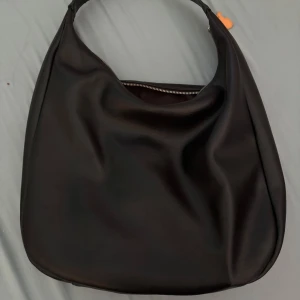 Väska - Stor och rymlig väska från pull and bear, jättefin och får plats med otroligt mycket som böcker och datorer. Helt ny knappt använd i fint skick