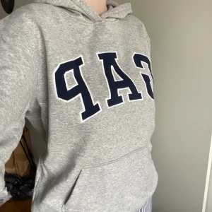 Gap hoodie - Grå gap hoodie. köpt på plick säljer för den va för liten. Något nopprig men fint skick