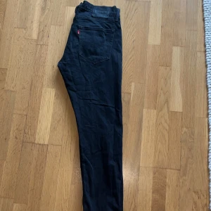 Levisjenas - W32, L34. De är från herravdelningen men passar mig mycket bättre än tjejjeans. Jag har normaltsett 28/29 i jeans tjej🩷