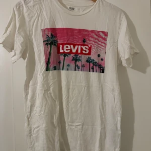 T-shirt - Levis t-shirt i fint men använt skick.