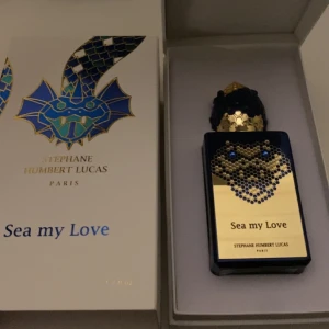 SHL Sea my love - Säljer en underbar parfym, ”Sea my love” av Stephane humbert lucas. Perfekt för den som vill ha något unikt och elegant. **Mängd:** 49/50 ml kvar (alltså bara testad) nypris: 2200kr, pris går att diskutera vid snabb affär!