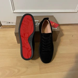 Louboutin skor - Säljer dessa Christian Louboutin skor. De är helt nya och alla tillbehör medföljer. Den finns i storlek 41, 42 och 43. Tillbehören inkluderar pase, kvitto, certifications kort. Priset kan diskuteras vid snabb affär!