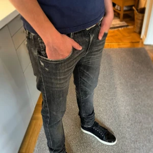 Replay Anbass Slim Fit - Replay jeans med sköna slitningar! Helt nya *OANVÄNDA* | Är 185 & 70kg | Nypris: 1800kr - Mitt pris: 699kr 