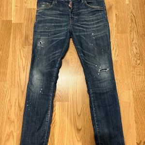 Dsquared 2/skater jean  - Ett par dsquared 2 skater jeans strlk 46, har blivit för små för mig därför säljer jag dem till ett sjysst pris:) 