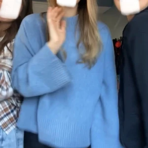 Blå stickad tröja med vida ärmar - Blå stickad tröja, fint skick förutom att den är nopprig. Går att ta bort med noppermaskin. Vida ärmar🫶🏻