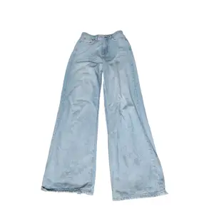 Väldigt baggy jeans, passar mig som är 175