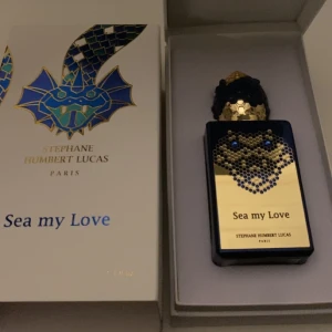 SHL Sea my love  -   **Sea My Love av Stephane Humbert Lucas**  **Mängd:** 49/50 ml kvar  Säljer en underbar parfym, "Sea My Love". Doften är fräsch och marin med blommiga inslag och en varm bas av sandeltä och mysk. Perfekt för den som vill ha något unikt och elegant.