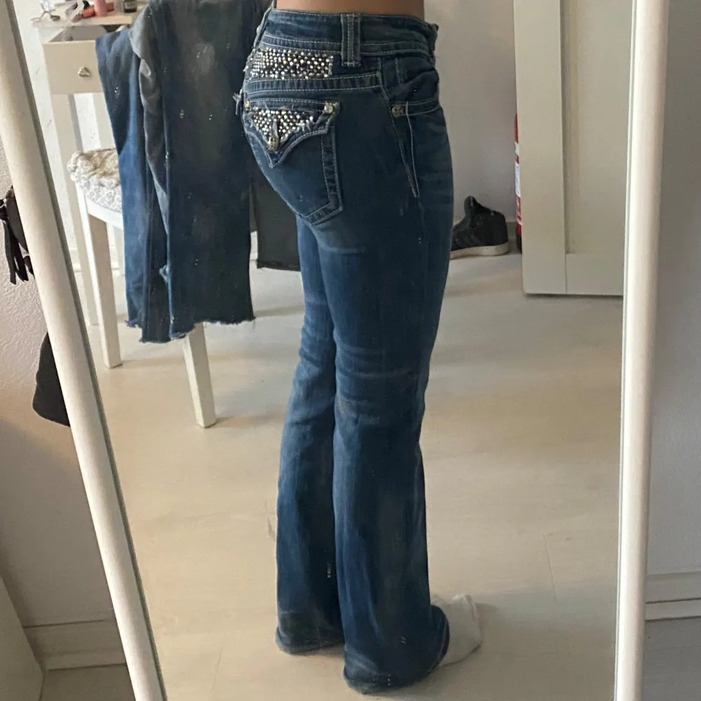 Säljer dessa jättesnygga miss me jeansen från benimdenim. Säljer då de inte används så mycket, köpta för 900kr. Jeans & Byxor.