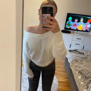 Jättefin stickad off shoulder tröja från Gina Tricot som aldrig används, Nyskick!💕