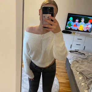 Stickad tröja - Jättefin stickad off shoulder tröja från Gina Tricot som aldrig används, Nyskick!💕