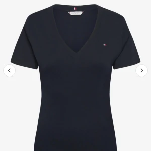 tommy hilfiger t-shirt - En marinblå tommy hilfiger t-shirt, samma som den rosa har jag endast använt den en gång på semester men känner inte att jag gillar den nu. Nypris 400kr men säljs för 250kr priset kan diskuteras!