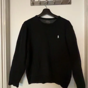 Svart tröja från Polo Ralph Lauren - Säljer en stilren svart tröja från Polo Ralph Lauren. Storlek s