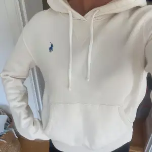 Snygg hoodie i ljus-beige färg. Knappt använd. Mjuk fleece på insidan & storlek S. Köp i Florida, USA 2019. 