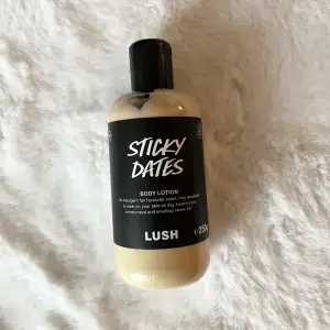 Säljer denna body lotion från Lush i den underbara serien sticky dates. Mycket kvar, tills där ettiketen börjar. Flaskan är 250g. Slutsåld på hemsidan 