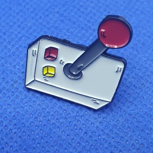 Pins - Joystick - Pins - Måttet på själva låset låsanordningen på baksidan av pinsen är ca 1.2 cm.