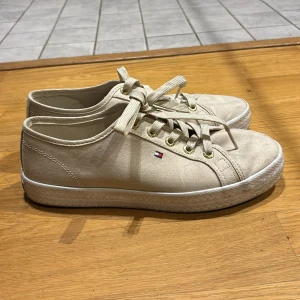 Tommy Hilfiger skor - Säljer dessa Tommy Hilfiger skor eftersom de inte kommer till användning ❤️❤️ de är i mycket fint skick och knappt använda ❤️❤️