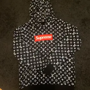 Supreme X Louis Vuitton hoodie Storlek XS Passar S också Kom gärna med prisförslag ”OBS DE E R3PLIC@”