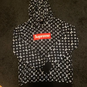 Supreme X LV Hoodie - Supreme X Louis Vuitton hoodie Storlek XS Passar S också Kom gärna med prisförslag