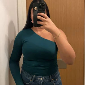 Fin topp - Jättefin topp i mörkgrön. Tjock och fint material. 