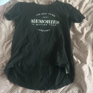 T-shirt - En skon t-shirt som är lite längre vid bakre delen har inte används 🖤