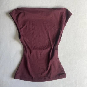 Burgundy backless topp - Helt ny tröja köpt för en månad sedan, men har inte använt en enda gång. Nypris fast utan prislapp.  Bilder hur den ser ut på finns längst bak!