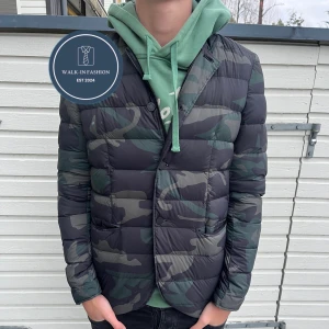 Zadig & Voltaire cammojacka (HELT NY) - Snygg camouflage pufferjacka från Zadig & Voltaire. Skick 10/10 helt ny med alla lappar kvar. Nypris ligger på 4500 men säljs nu för 1350kr. Hör gärna av er vis minsya lilla fundering.