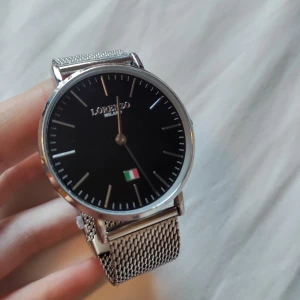 Klocka - Säljer min klocka skick 9/10 pytte lite använd. Klockan är skusterbar så den passar alla. Nypris 2000 mitt pris 600. Byten är intressan, skriv till mig om ni har några frågor eller annat