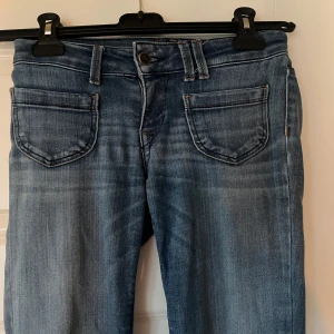Low waist jeans SÅ SNYGGA - Lågmidjade jeans med bootcut jag är 174 och de är perfekta på mig i storlek s