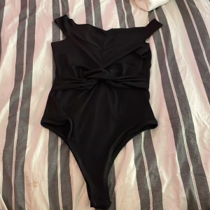 Svart body från Gina Tricot - Säljer nu en snygg body från Gina Tricot. Har aldrig använt den så den är i nyskick. Storlek S. Hör av dej vid intresse eller för mer info. Köparen betalar frakten💕