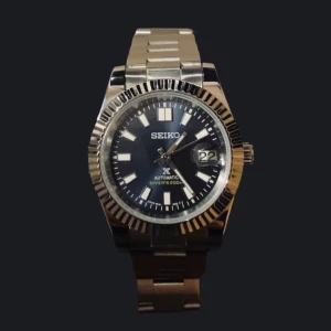 Seiko klocka  - Seiko automatisk herrklocka i fint skick. Stilren och modifierad vilket ger den ett unikt utseende. Automatisk urverk – ingen batteribyte behövs. Länkar ingår. Passar både på vardag och fest.